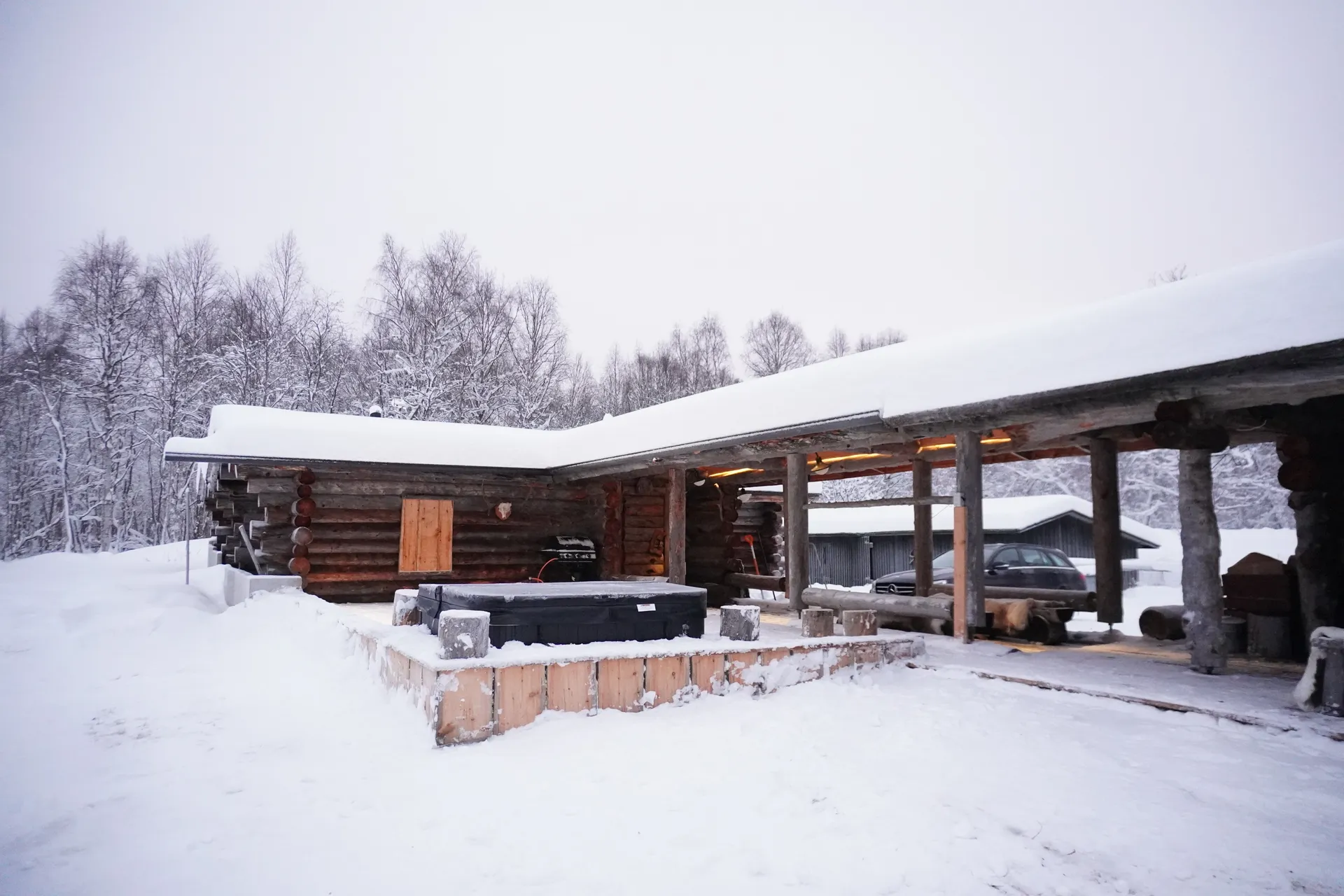 Four-person jacuzzi exterior