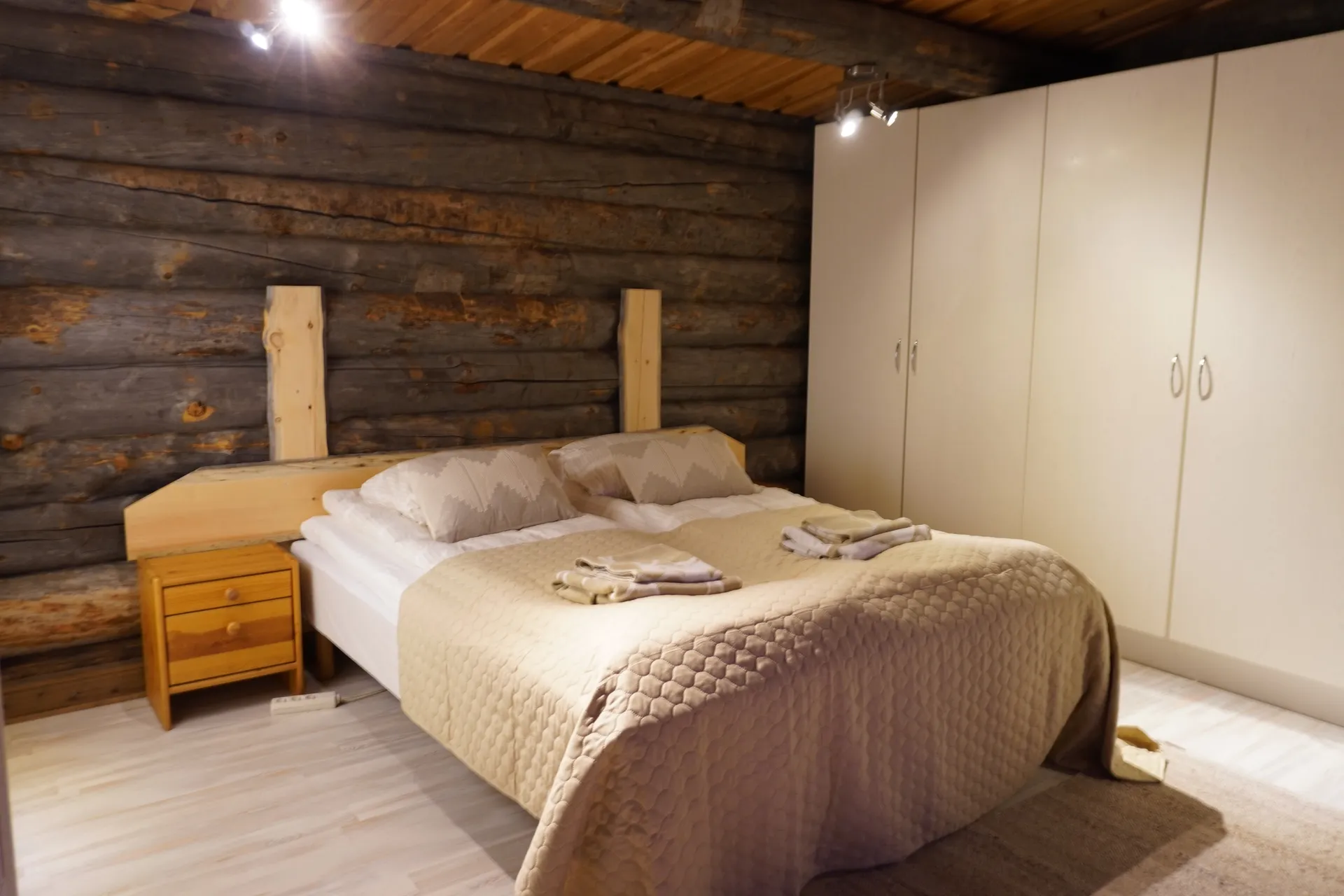 Second bedroom with queen bed